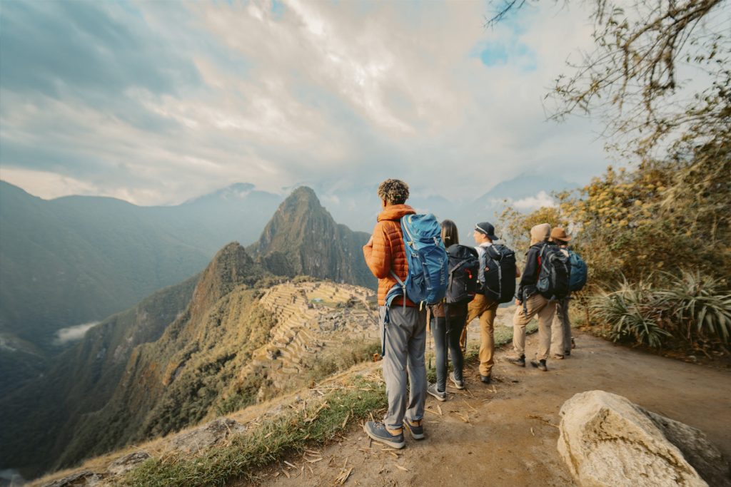 Grupo de turistas vendo a cidadela de Machu Picchu