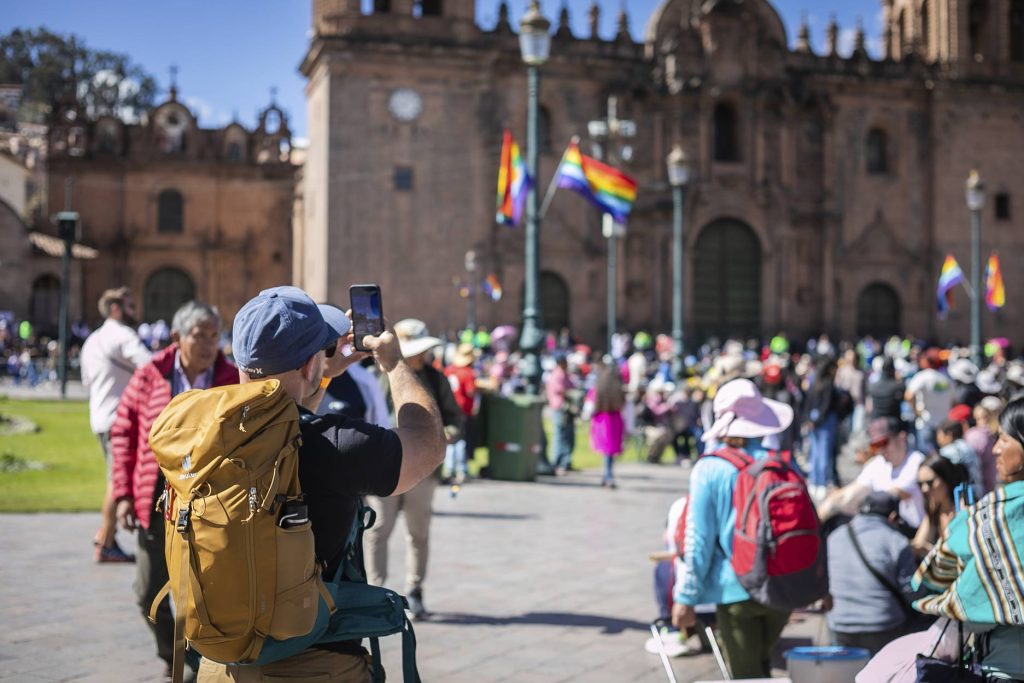 Turista assistindo a uma festa em Cusco.
