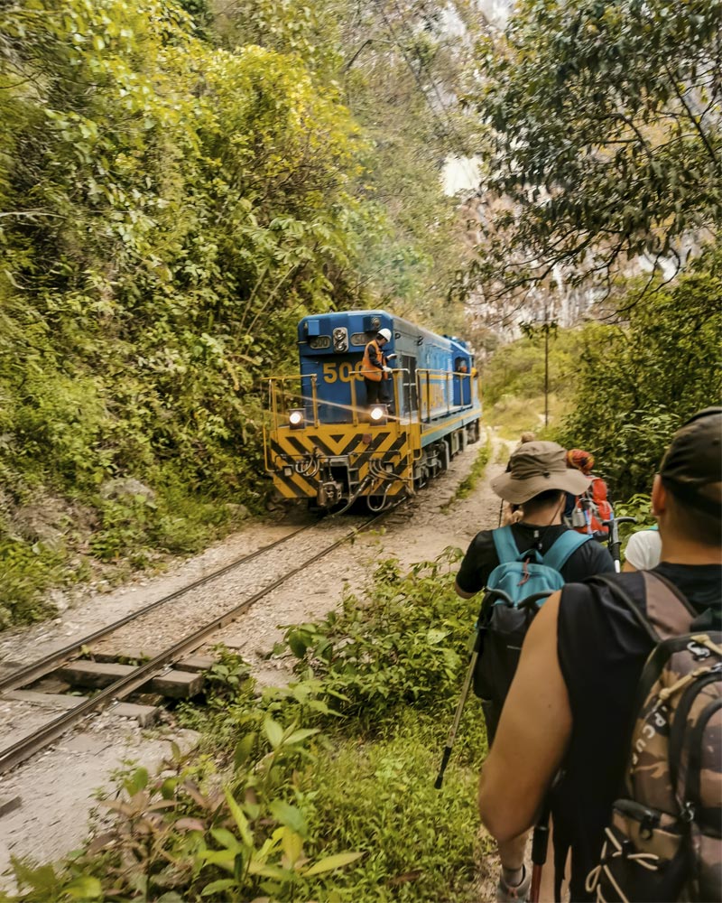 Turista caminhando até o vilarejo de Aguas Calientes