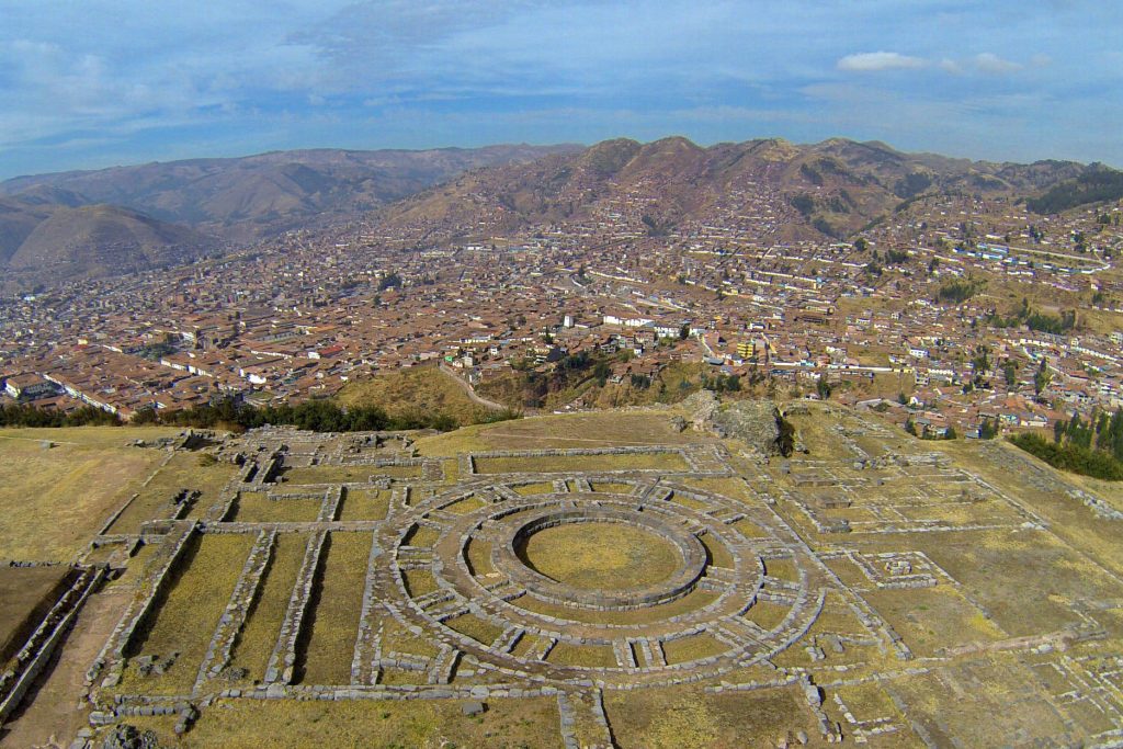 Foto panorâmica de Muyuq Marka em Sacsayhuamán