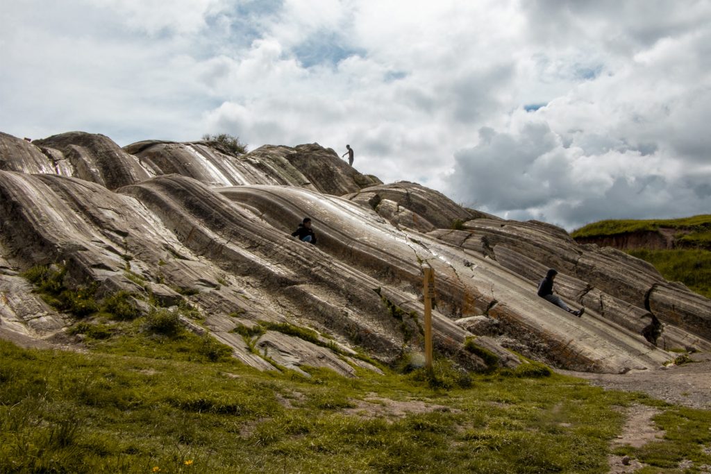 Pessoas no Rodadero (Suchuna) no sítio arqueológico de Sacsayhuamán