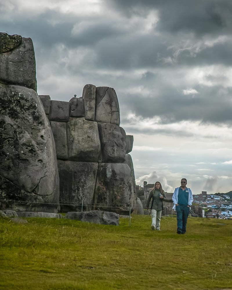 Dois turistas no sítio arqueológico de Sacsayhuaman