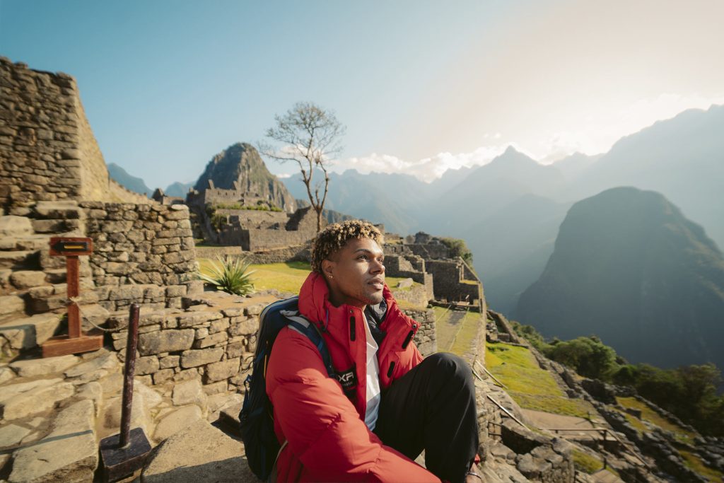 Turista em sua visita a Machu Picchu