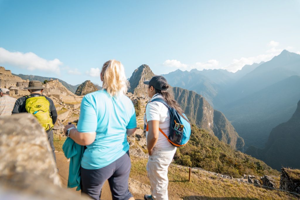 Turistas visitando a cidadela de Machu Picchu