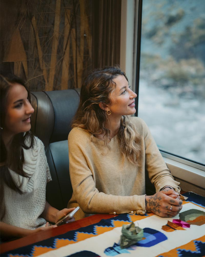 Turistas em um trem para Machu Picchu