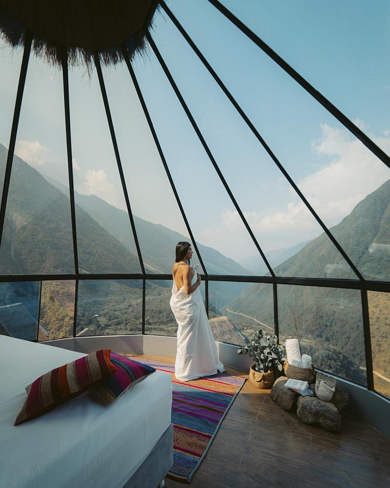 Turista dentro de uma cúpula no acampamento Mountain Sky View