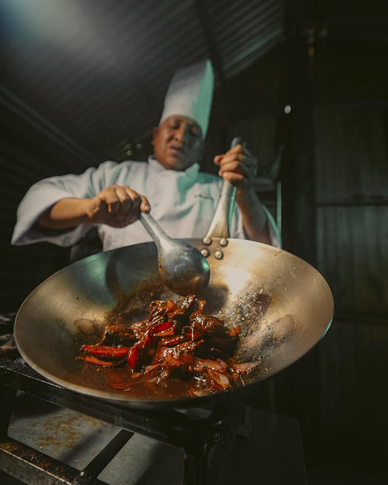 Nosso cozinheiro preparando uma refeição na rota