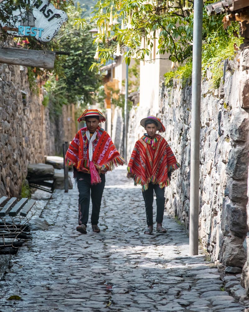 2 pessoas usando ponchos andinos no vilarejo de Ollantaytambo