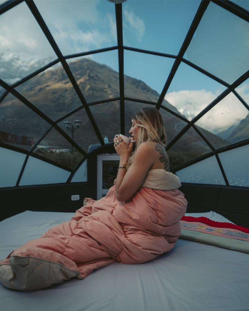 Turista dentro de uma cúpula do Sky Camp