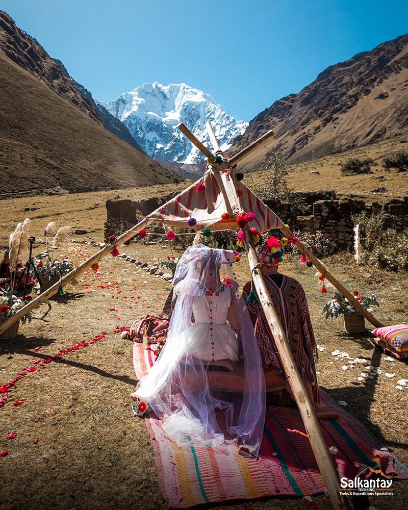 A cerimônia de casamento andina é realizada em um local sagrado
