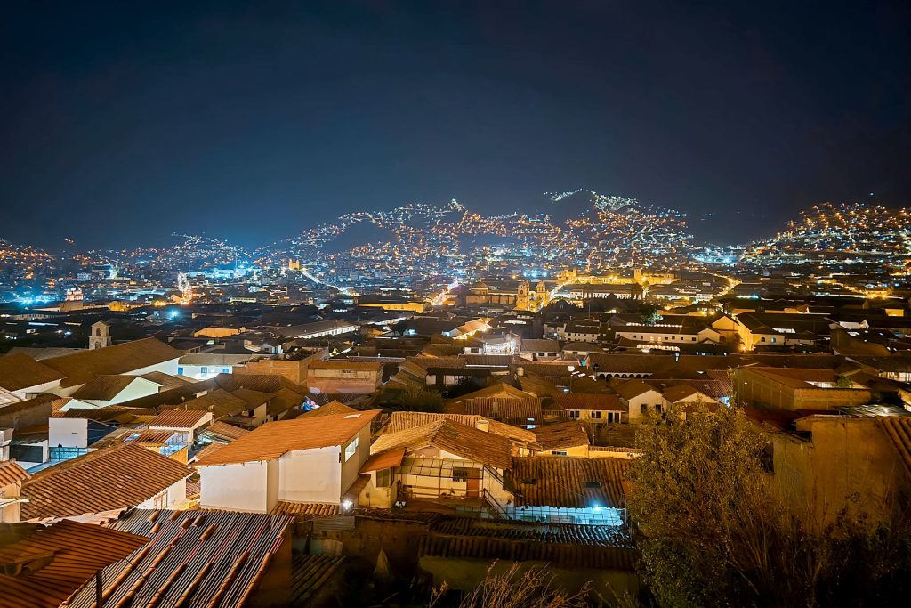 A cidade de Cusco à noite a partir do mirante de San Blas