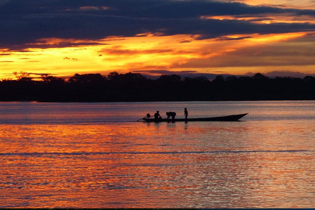 Lagoa Yarinacocha de Pucallpa na selva Peruana