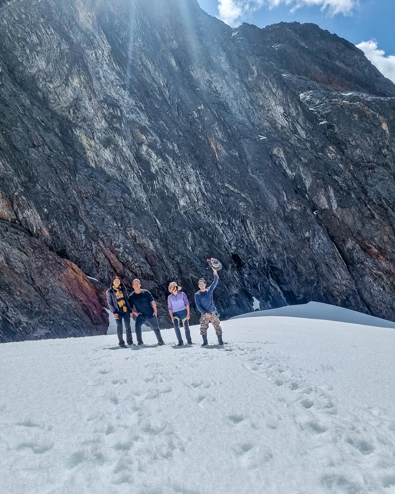 Subida da montanha coberta de neve Apu Veronica
