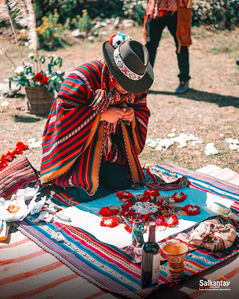 O Chaman usa vários elementos naturais, como flores, folhas, galhos e pedras.