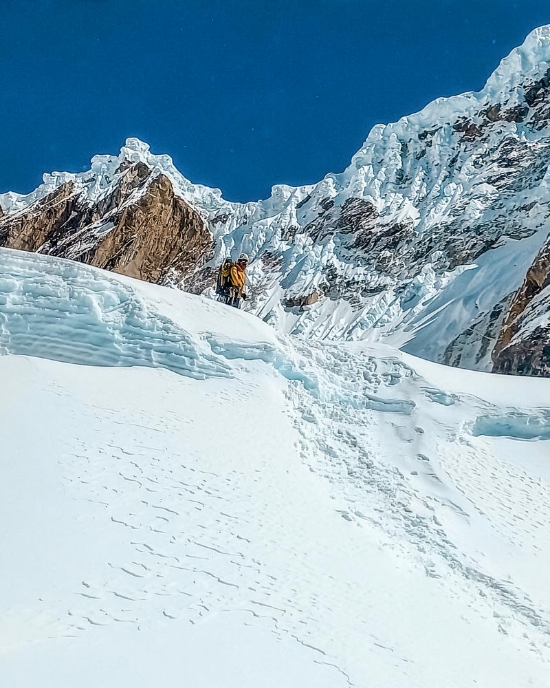 Turista escalando a montanha Salkantay