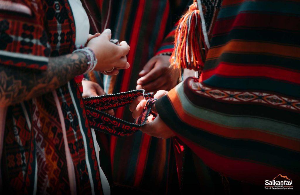 O significado da troca de “chumpis” no casamento andino