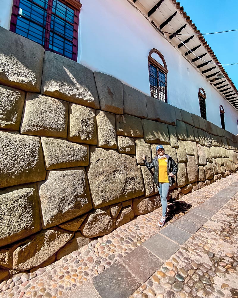 Turista ao lado da pedra de 12 ângulos