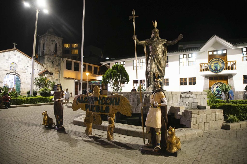 Imagem de estátuas incas em Águas Calientes