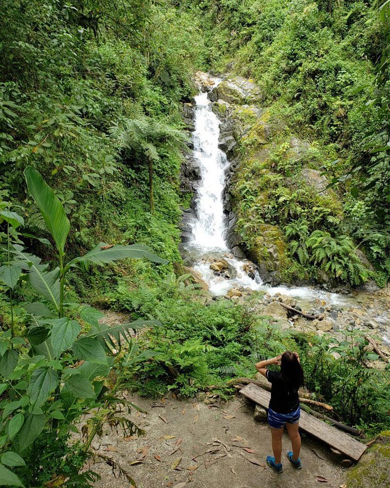 Turista nas Cataratas de Allcamayo