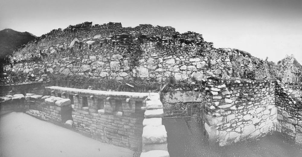 Muro limpo e restaurado em Machu Picchu