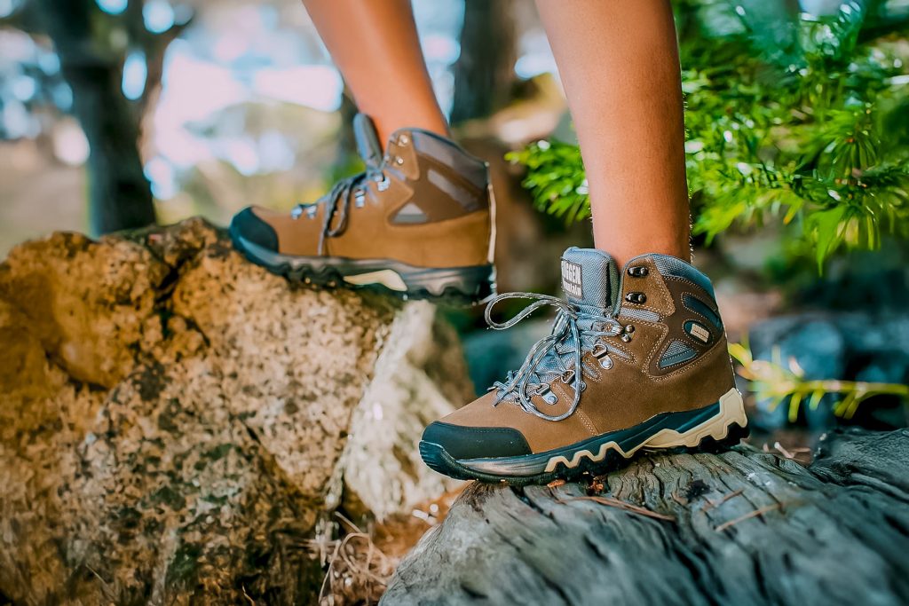 Sapatos ou botas antiderrapantes para caminhadas