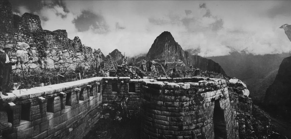 Torre circular e muros incas perfeitamente encaixados