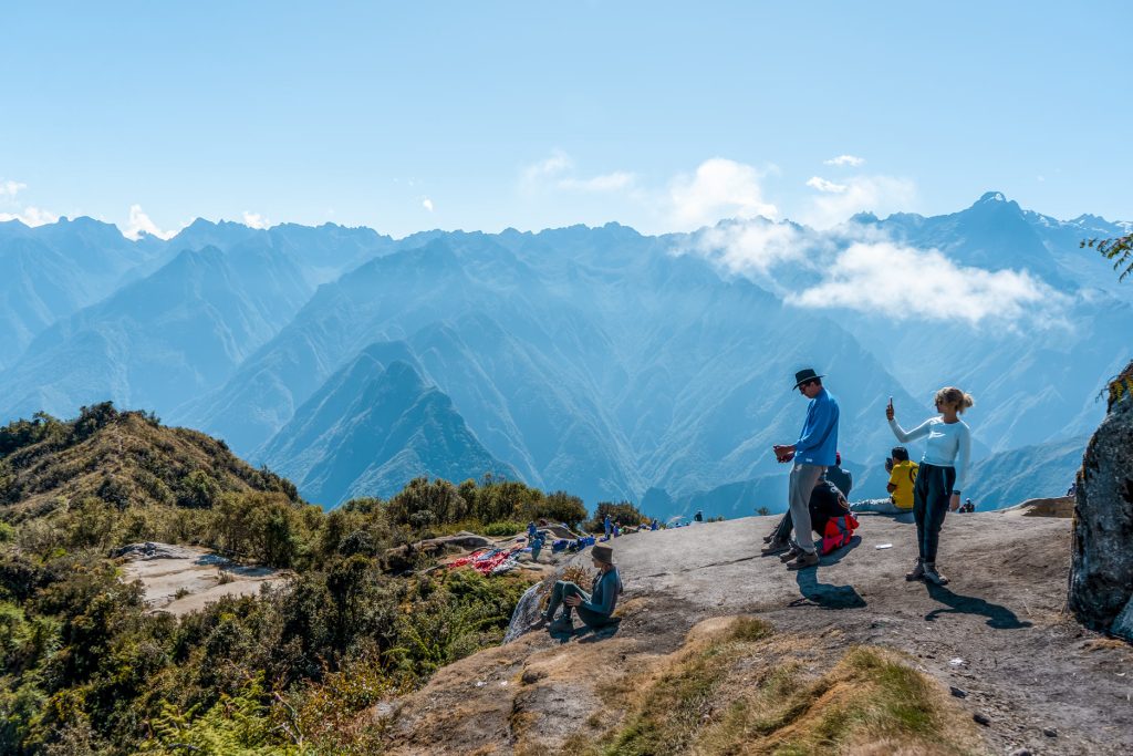 Turistas na Trilha Inca com as montanhas dos Andes ao fundo