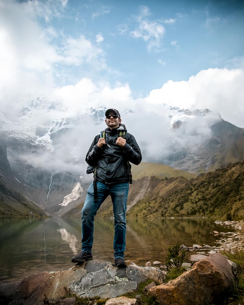 Turista com seu equipamento de caminhada no lago Humantay.