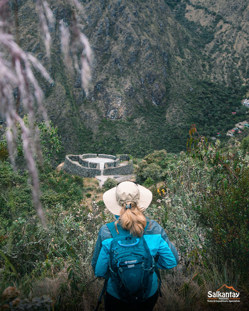 Uma mulher no sítio arqueológico de Runkurakay, na Trilha Inca
