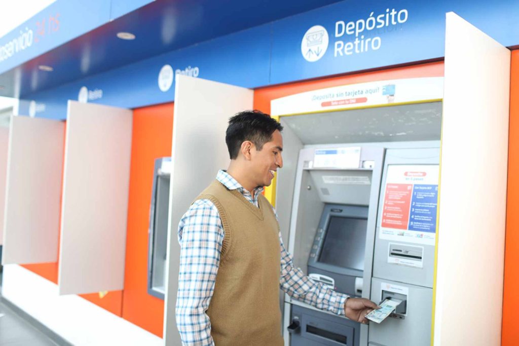 Homem retirando dinheiro do caixa eletrônico em Cusco