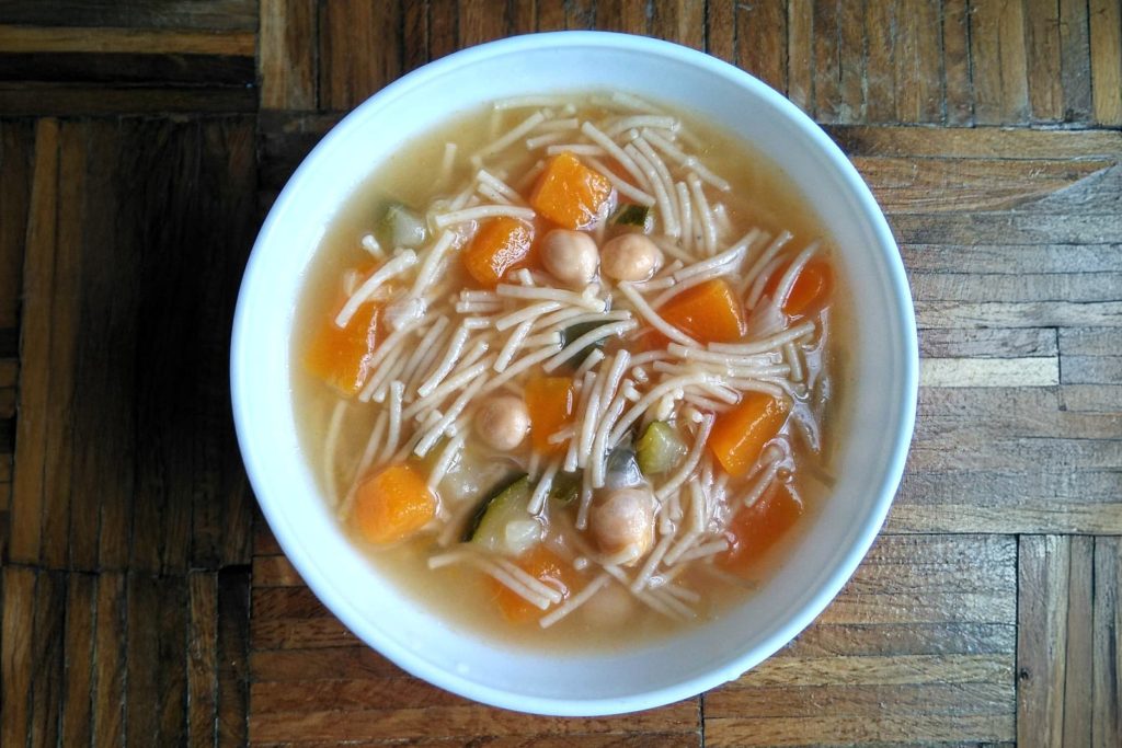Sopa instantânea de macarrão com feijão
