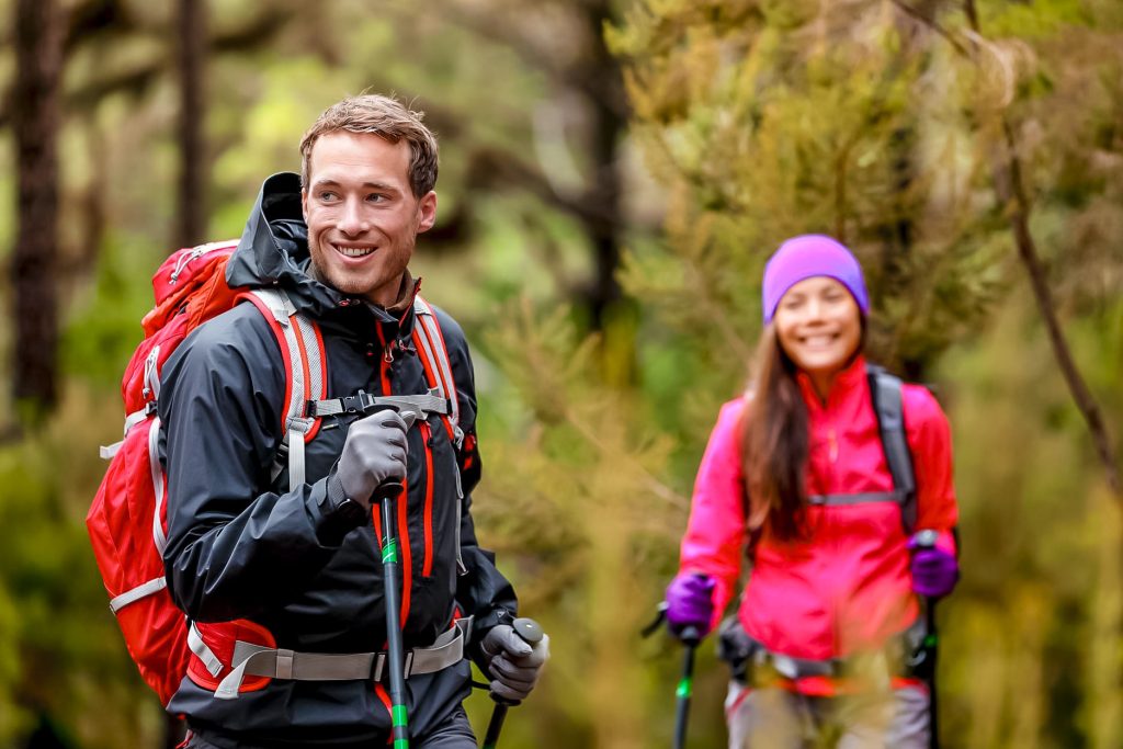 Um casal de turistas felizes durante uma caminhada nos Andes