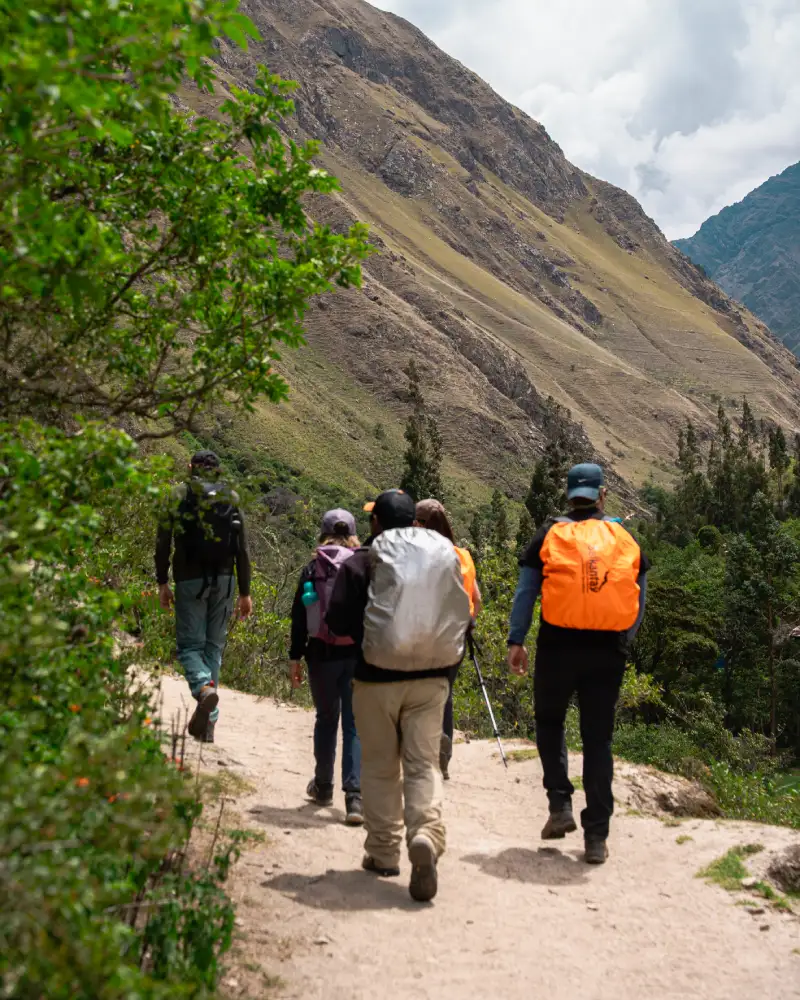 Turistas percorrendo o clássico Caminho Inca até Machu Picchu, partindo do km 82