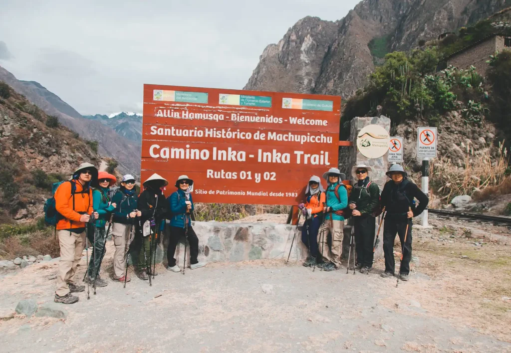 Grupo de turistas no início do Caminho Inca Clássico Km 82