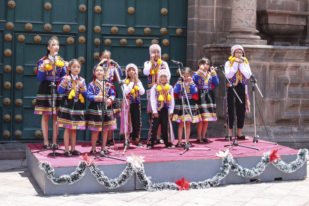 Crianças cantando canções de natal em cusco