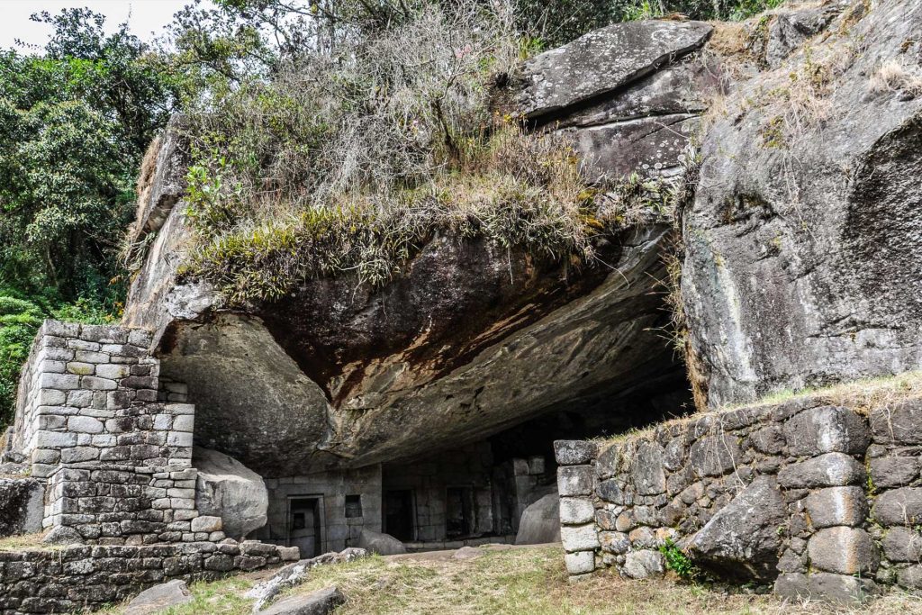 Foto da grande caverna ou templo da lua em Machu Picchu