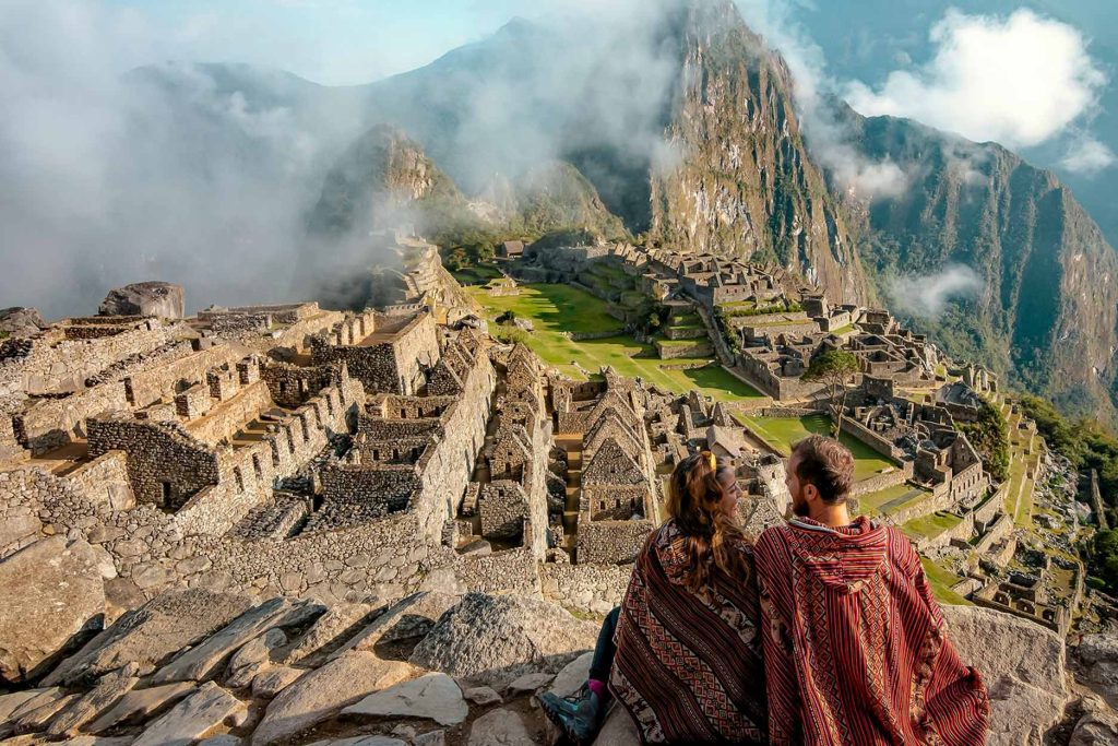 Casal em Machu Picchu ao amanhecer