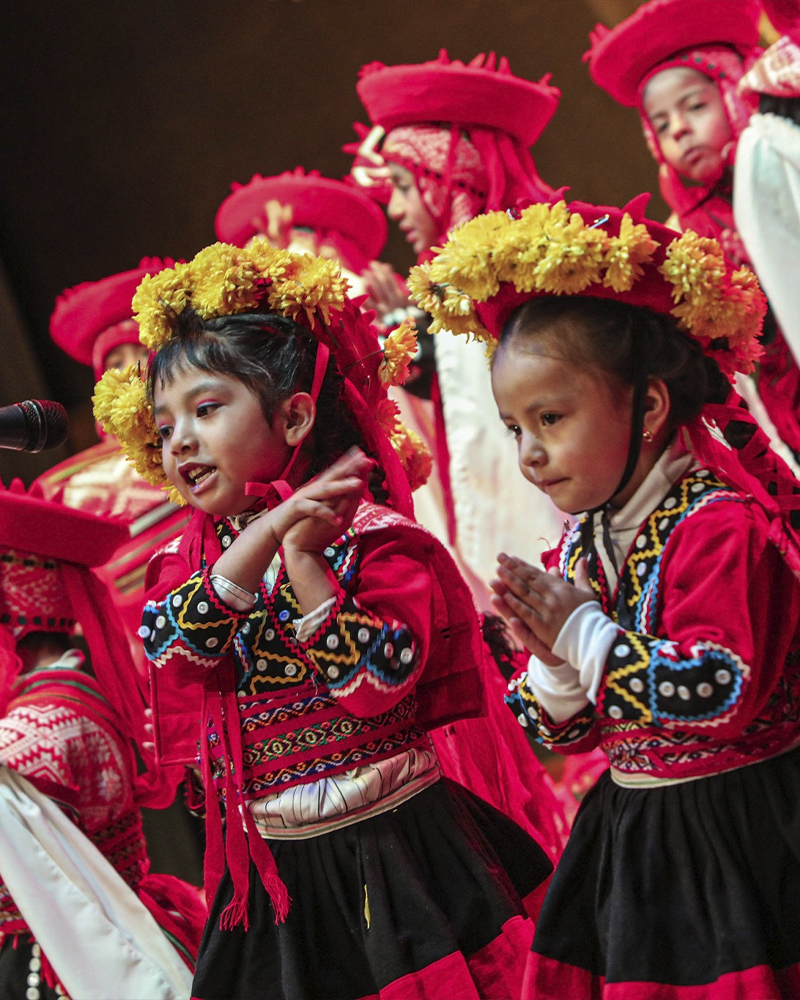Meninas cantando vilancicos em Cusco