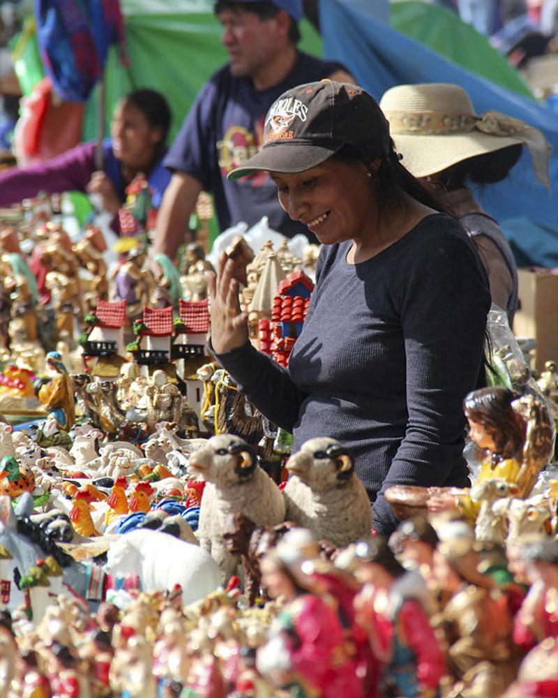 Mulher vendendo em Santurantikuy - Cusco