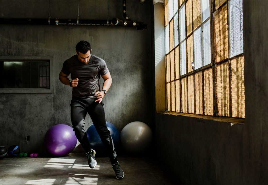 Treinamento pessoal para caminhadas com exercícios de saltos laterais
