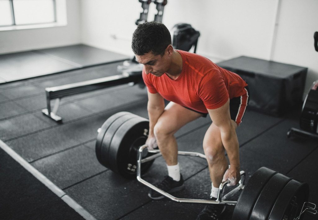 Treino de caminhada com levantamento terra na academia