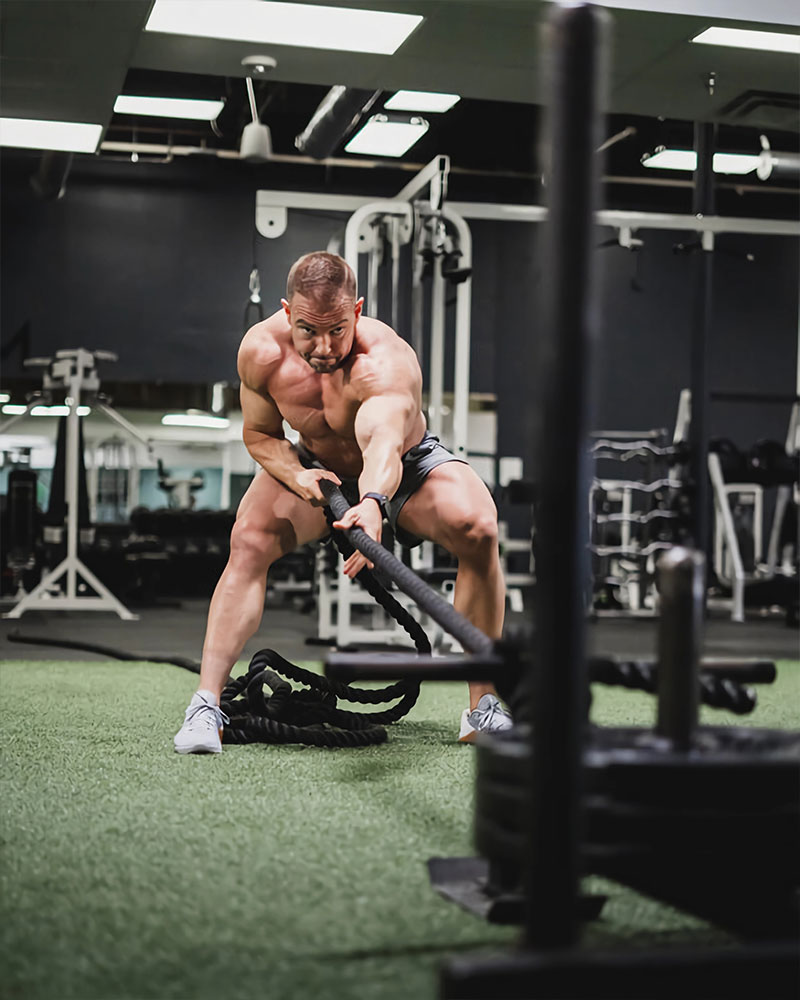 Pessoa se exercitando na academia