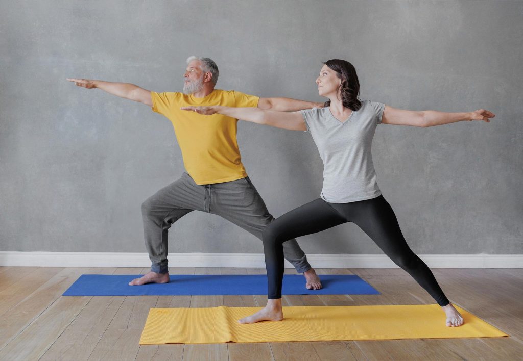 Pessoas praticando equilíbrio para treino de caminhada