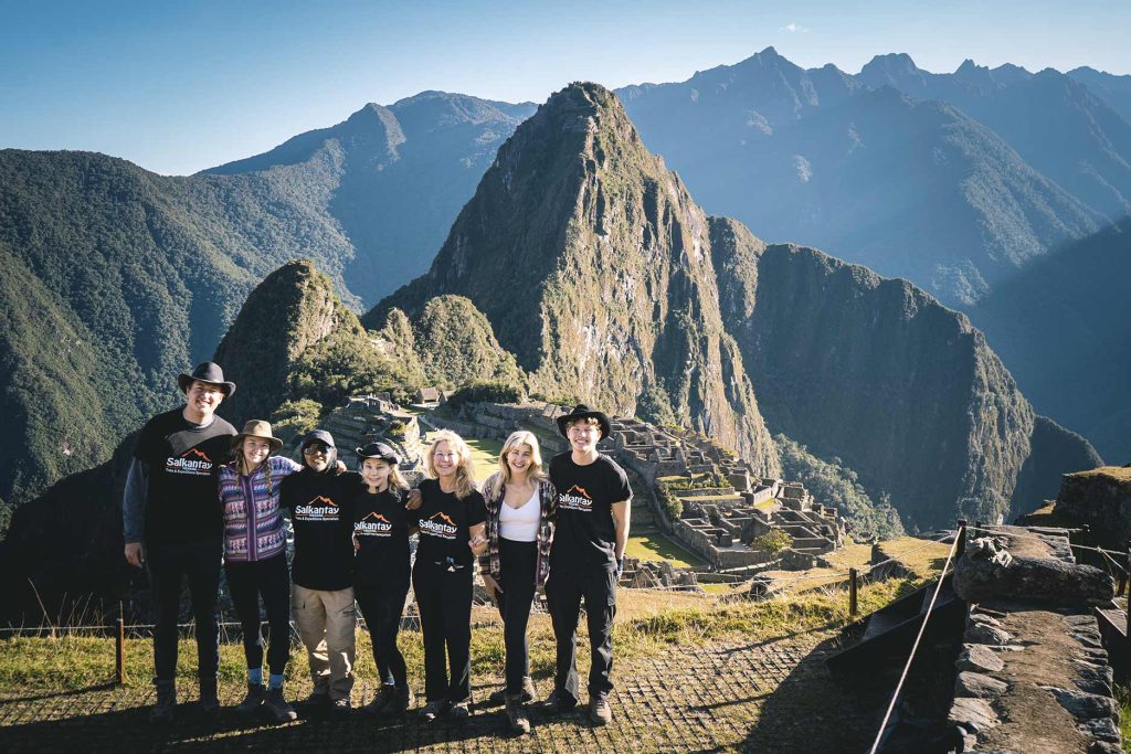 Os turistas tiram fotos em Machu Picchu