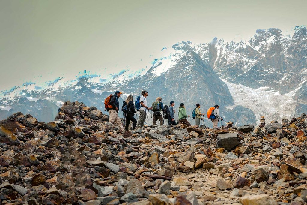 Turistas caminhando em direção ao nevado Salkantay