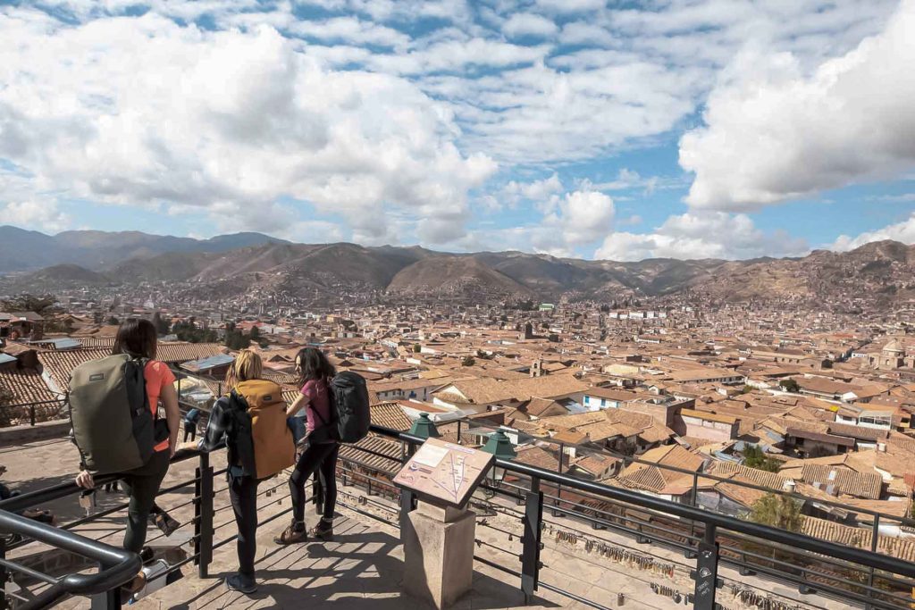 Os turistas procuram onde se hospedar em Cusco, a partir do mirante de San Blas, com uma vista panorâmica
