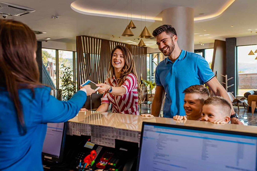família em viagem hospedada em um hotel em Cusco
