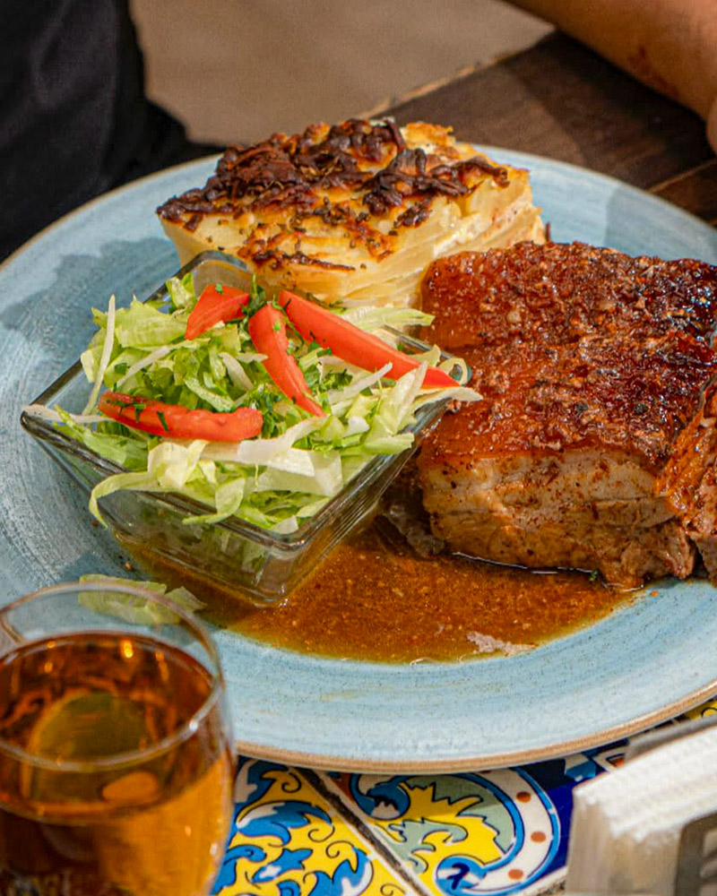 Lechon al horno cusqueño (porco assado ao forno, típico de Cusco)