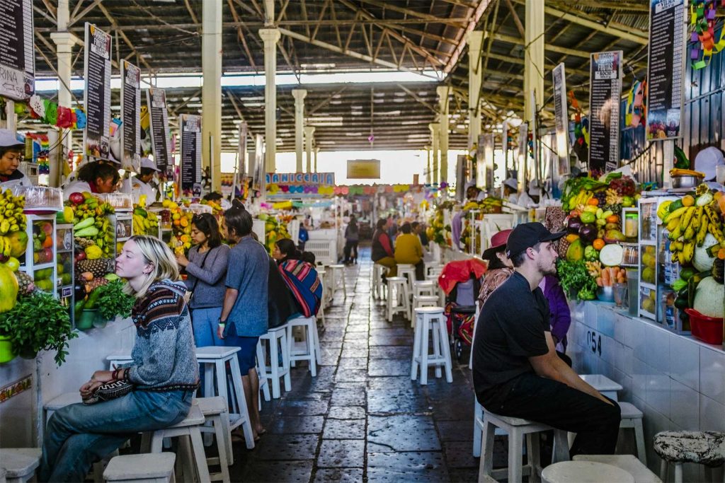 Turistas no Mercado San Pedro de Cusco