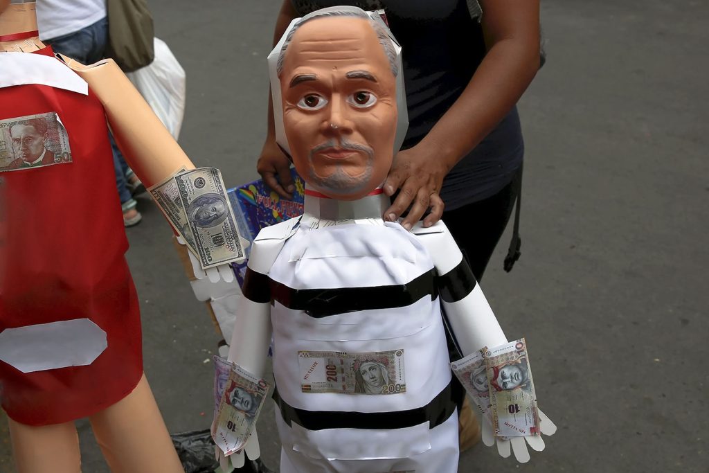 Queima de bonecos no ano novo em Cusco